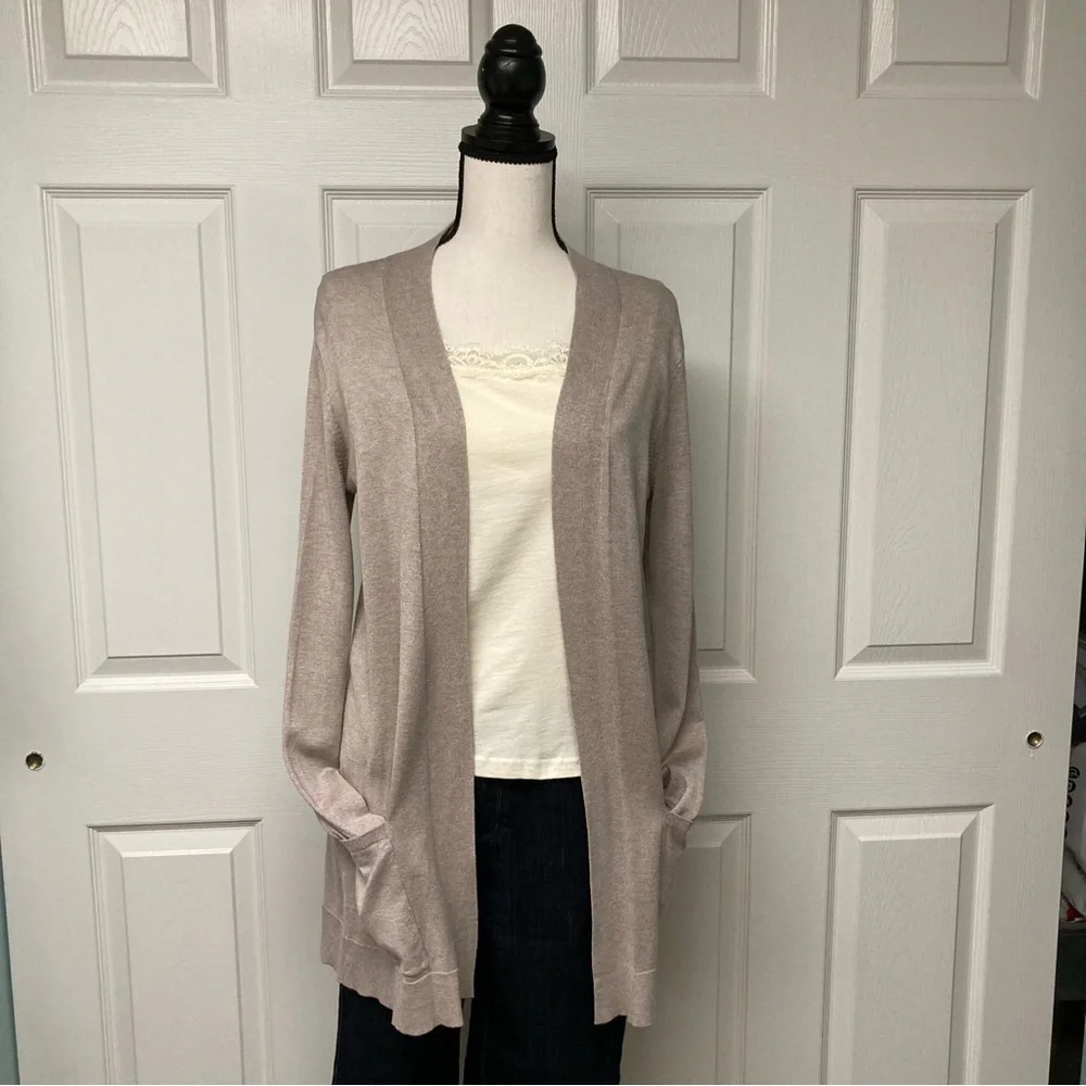 NWT Express 2 pocket open cardi Size M in Light Mocha